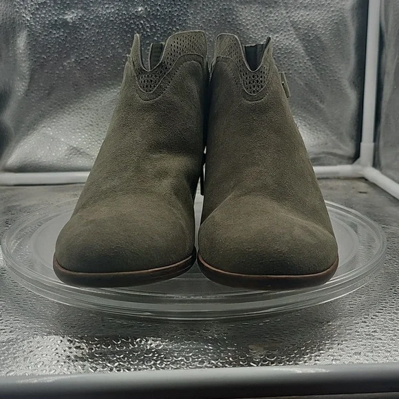 A Vince Camuto womens Olive Green ankle boots size 6W - Picture 1 of 15